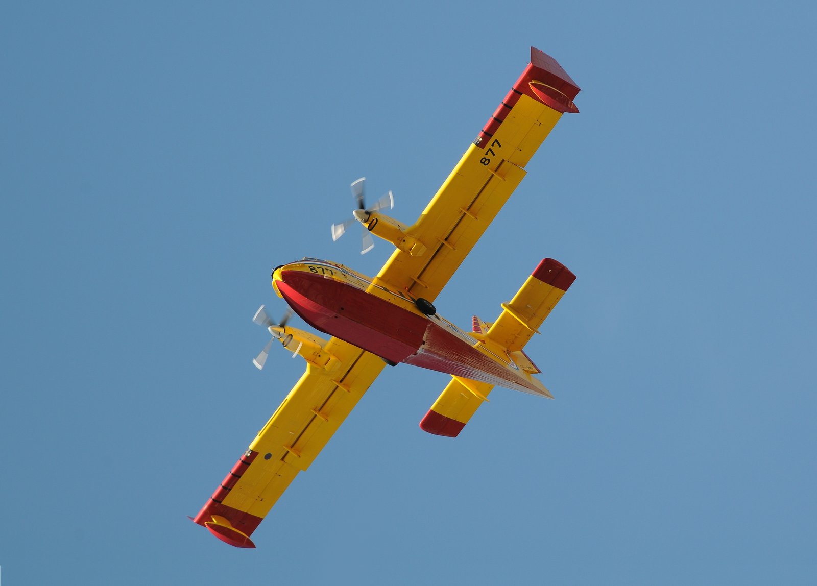 Canadair CL-415: Tecniche di Pescaggio a Pelo d'Acqua e Monitoraggio Radar a Bassa Quota