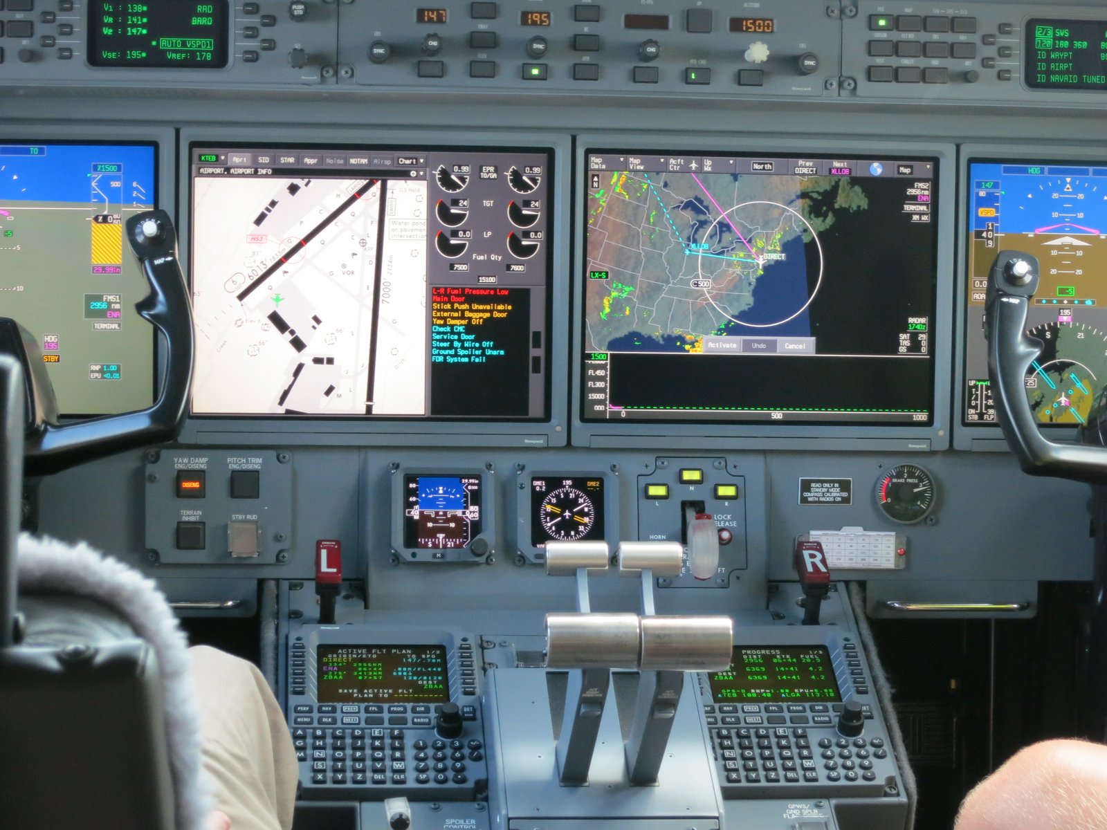 Real photograph: Dettaglio tecnico: Gulfstream cockpit glass.
