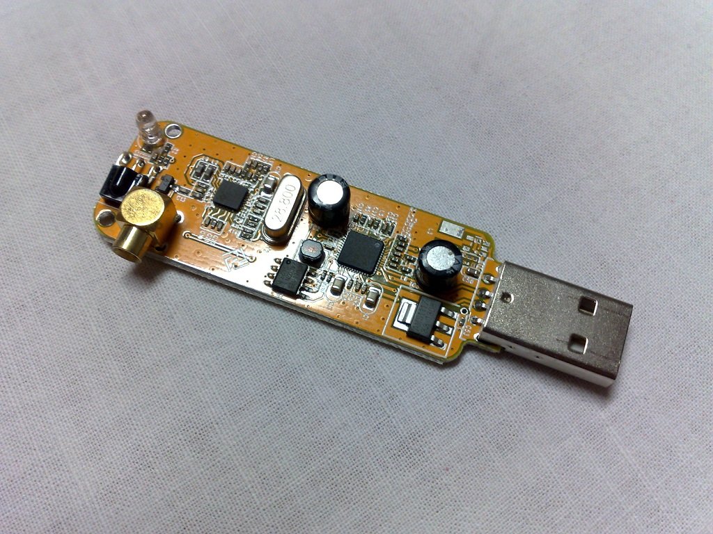 Fotografia reale: Dettaglio tecnico: RTL-SDR dongle.