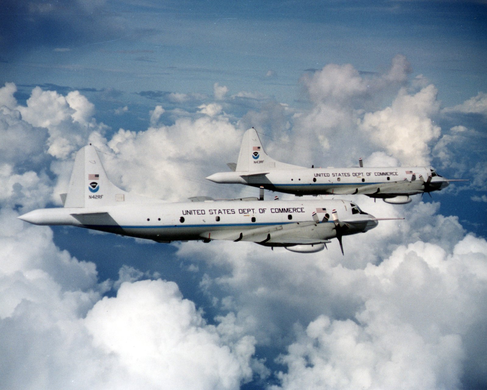 Cacciatori di Uragani NOAA: Penetrare l'Occhio dei Cicloni con i Lockheed WP-3D Orion